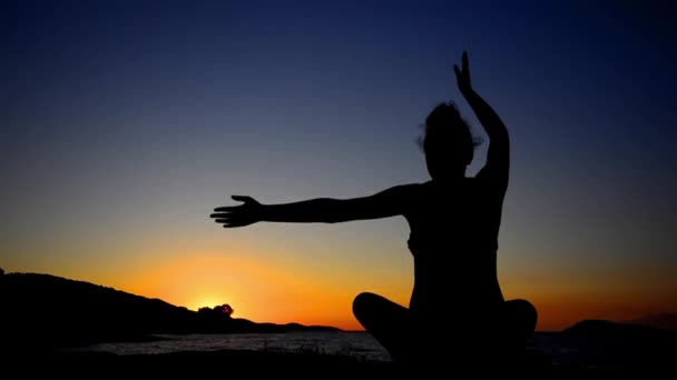 Sağlıklı Kadın Üzerinde Turuncu Güneş Poz Lotus Meditasyon — Stok video