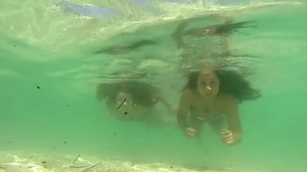 Young Female Friends Having Fun Together Underwater Waving Camera Slow — Stock Video