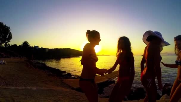 Yavaş Hareket Beş Kız Sahilde Günbatımı Arka Planda Dans — Stok video