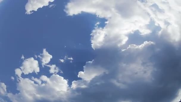 Witte wolken op blauwe lucht — Stockvideo