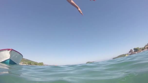 Belle Prise Vue Ralenti Jeune Adolescent Sautant Jetée Dans Eau — Video