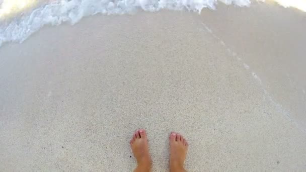 Pieds Dans Mer Tandis Que Les Vagues Éclaboussent Mouillent Les — Video