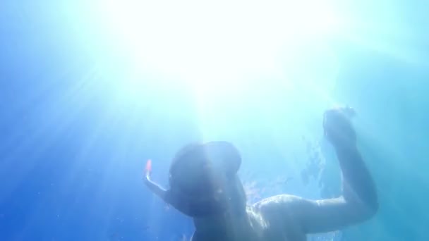 Чоловіки Роблять Підводним Плаванням Карибському Морі Вид Підводного Diver Sunrays — стокове відео