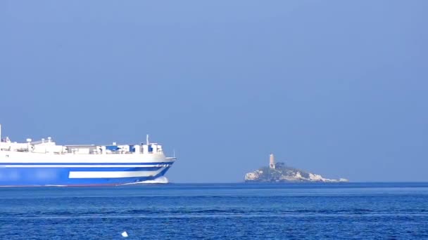 豪華クルーズ船が公開した海の地平線にクルージング — ストック動画