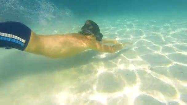 のハンサムな少年を有するクリーン Caribian はファンダイビング水中カメラの電源を — ストック動画