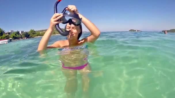 Adolescente Donna Con Maschera Snorkeling Preparazione Immersioni Video Stock Rallentatore — Video Stock