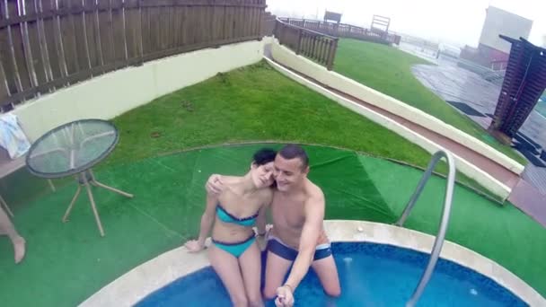 Çift Oturma Açık Havada Spa Havuzunda Rahatlatıcı — Stok video