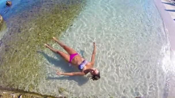 Pousse Aérienne Une Belle Adolescente Nageant Dans Une Lagune Tropicale — Video