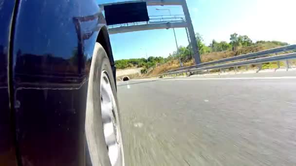 Abandon Dommageable Voiture Conduisant Dans Tunnel — Video