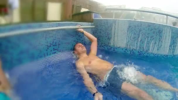 Homem Descansando Uma Piscina Spa Com Água Termal Livre Uhd — Vídeo de Stock