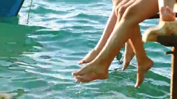 Rodinné Nohy Hrají Vodě — Stock video
