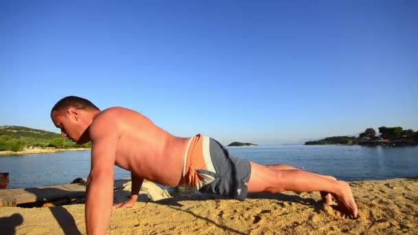 Мужчина Делает Отжимания Время Тренировки Пляже — стоковое видео