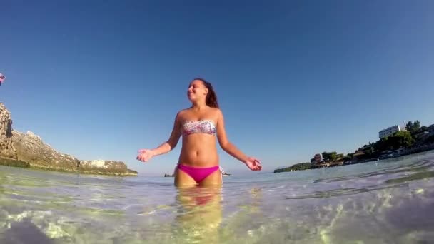 夏のビーチの女の子の楽しい笑顔のスローモーション — ストック動画