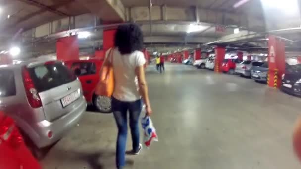 Macedonia Skopje Circa Jul 2014 Mujer Después Compras Aparcamiento Subterráneo — Vídeo de stock