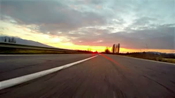 日落背景下乡间小路上的汽车驾驶 — 图库视频影像