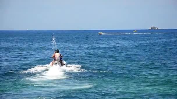 Conducción Deportiva Mar Jet Ski Amigos Hacen Paseos Moto Acuática — Vídeo de stock