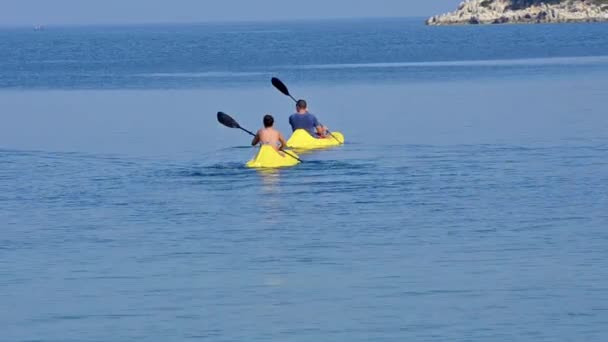 Caiaque Mar Pessoas Divertindo Remo Mar Aberto — Vídeo de Stock