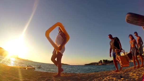Concepto Vacación Verano Silueta Turistas Caminando Con Accesorios Playa Atardecer — Vídeos de Stock