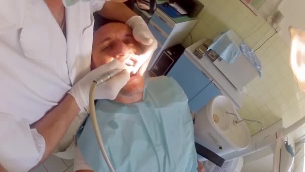 Dentista Trabajo Preparando Los Dientes Del Hombre Adulto Paciente Para — Vídeos de Stock