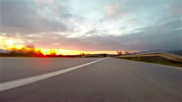Auto Fährt Bei Sonnenuntergang Auf Landstraße — Stockvideo