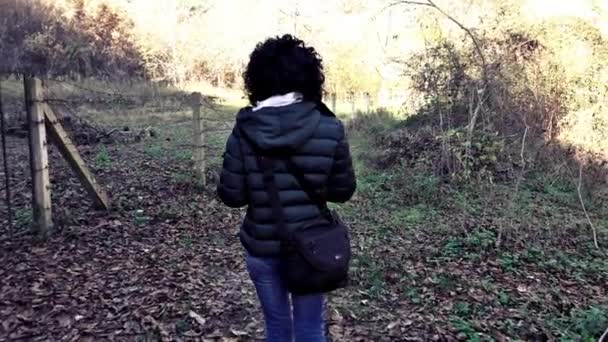 Mujer Caminando Por Camino Del Bosque Durante Día — Vídeos de Stock