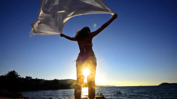 Bakifrån Kvinna Strand Vid Havet Med Viftande Halsduk Sunset Bakgrund — Stockvideo