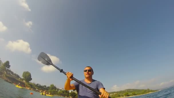Hombre Kayak Aguas Abiertas Durante Día — Vídeos de Stock