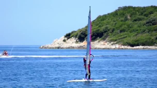 Windsurfer Cavalcando Onde Vicino All Isola Costa Rocciosa — Video Stock