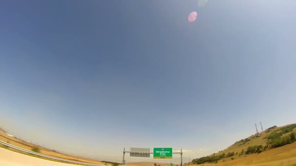 Rijden Snelweg Exit Teken Van Oklahoma City Oklahoma — Stockvideo