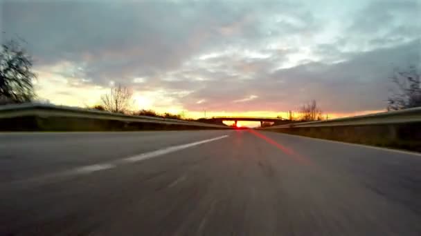 Zaman Atlamalı Bir Spor Araba Yolda Günbatımı Arka Plan Üzerinde — Stok video