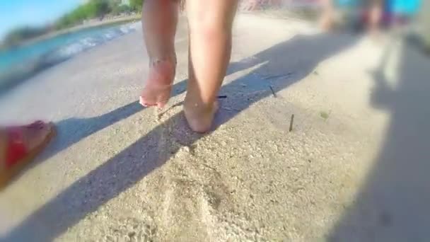 Мать Ребенок Прогуливаются Песчаному Пляжу Замедленной Съемке Низким Углом Обзора — стоковое видео