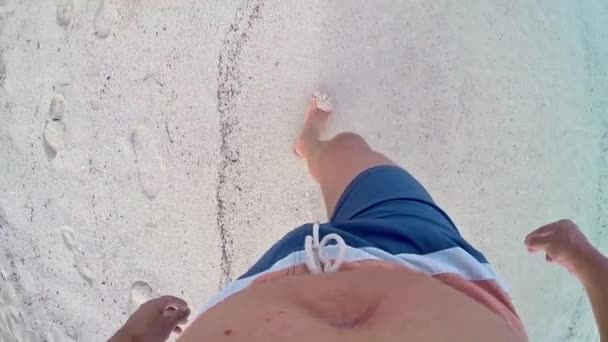 Hombre Caminando Orilla Del Mar Verano — Vídeos de Stock