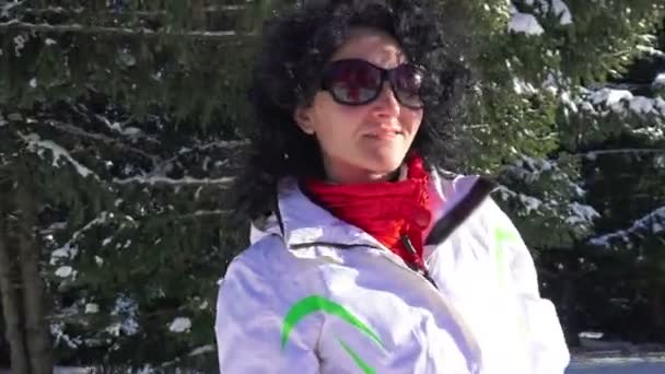 Kobiety Szczęśliwy Stoi Aparat Ciesząc Się Zimowy Dzień Śnieg Pinetree — Wideo stockowe