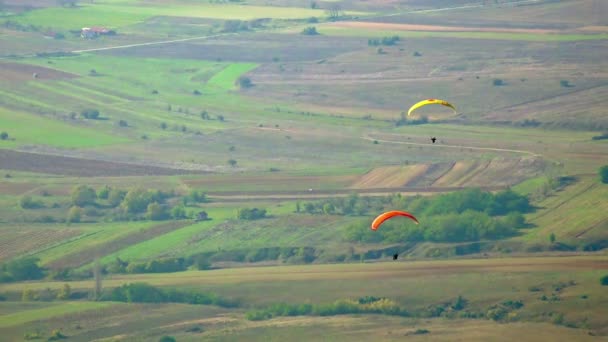 Vista Aérea Parapentes Que Deslizan Sobre Cordillera Cubierta Niebla — Vídeo de stock