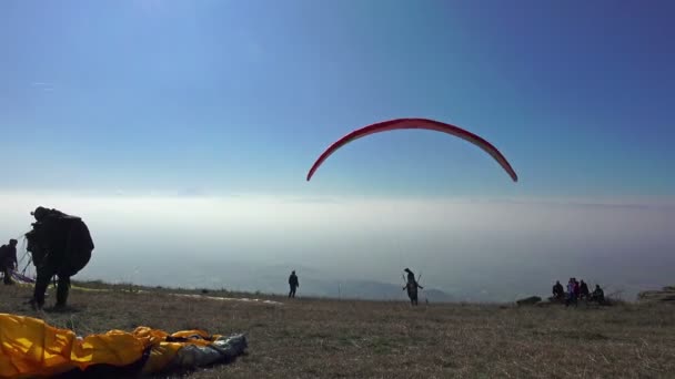 極端なスポーツ競技中山離陸プリレプ マケドニア 2014 パラグライダー — ストック動画