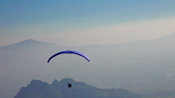 Prilep Mazedonien November 2014 Gleitschirmflieger Hebt Bei Extremsportwettkampf Vom Berg — Stockvideo