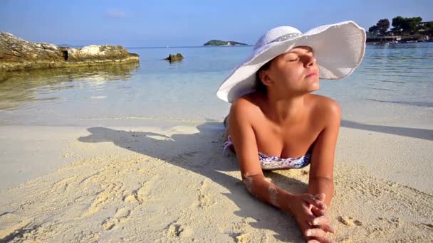 Κορίτσι Καπέλο Και Μπικίνι Απολαμβάνει Στην Παραλία Κατά Διάρκεια Διακοπών — Αρχείο Βίντεο