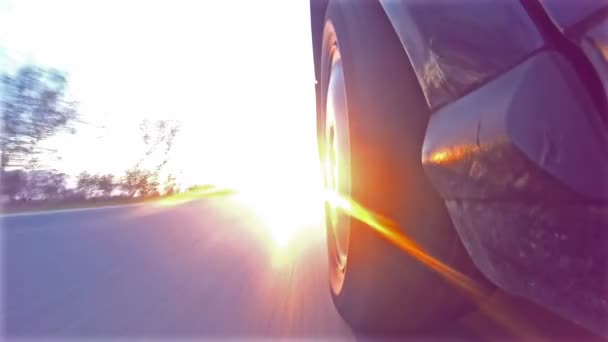 スポーツ車の運転の夕日を背景に道路上の時間の経過 — ストック動画