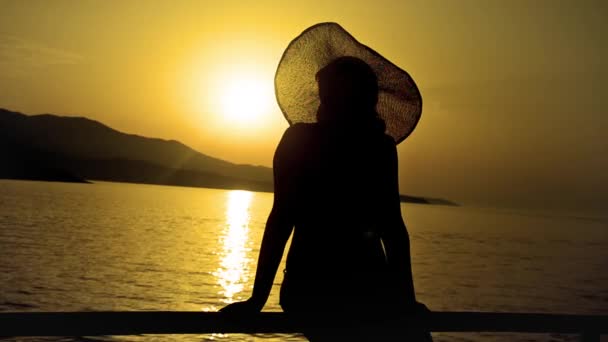 Puesta Sol Playa Verano Con Silueta Femenina — Vídeos de Stock