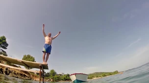 Los Hombres Que Salta Del Muelle Lago Cámara Lenta Stock — Vídeos de Stock