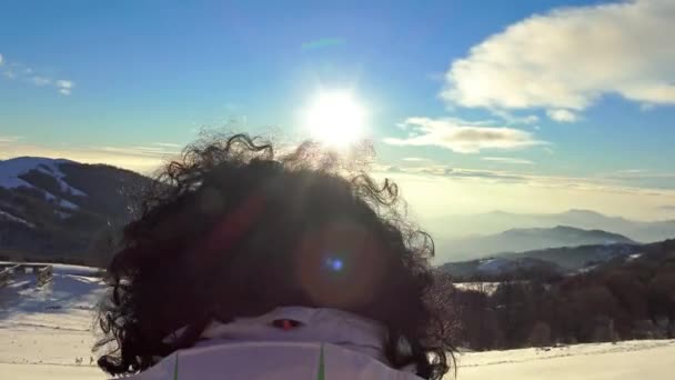 Belle Femme Textos Avec Son Smartphone Dans Les Montagnes Images — Video