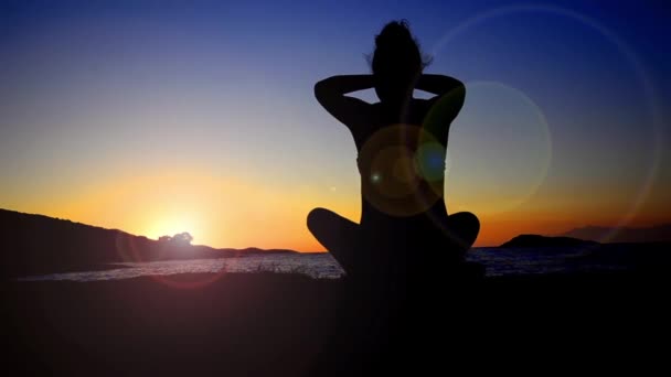 Mujer Sana Meditando Pose Loto Sobre Sol Naranja — Vídeo de stock