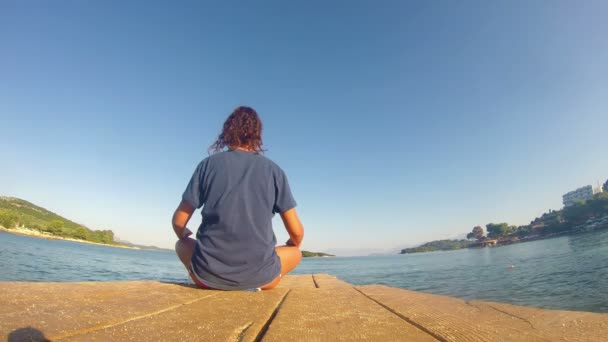 Caucasienne Jeune Femme Sur Quai Faire Des Exercices Yoga Plage — Video