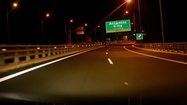 Conducir Por Autopista Por Noche Con Señal Salida Atlantic City — Vídeo de stock