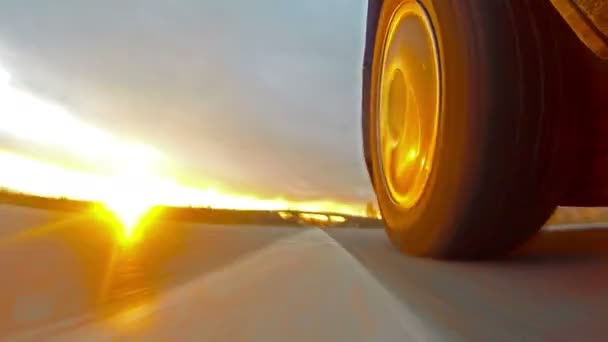 Проміжок Часу Спортивного Автомобіля Їде Дорозі Фоні Заходу Сонця — стокове відео