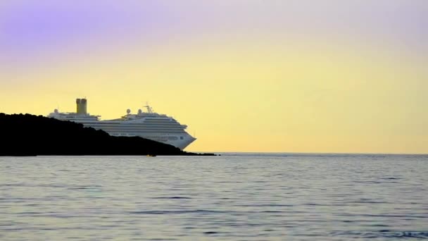 Luxuskreuzfahrtschiff Segelt Horizont Des Sonnenuntergangs — Stockvideo