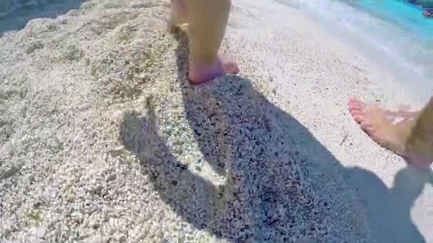 Мать Ребенок Прогуливаются Песчаному Пляжу Замедленной Съемке Низким Углом Обзора — стоковое видео