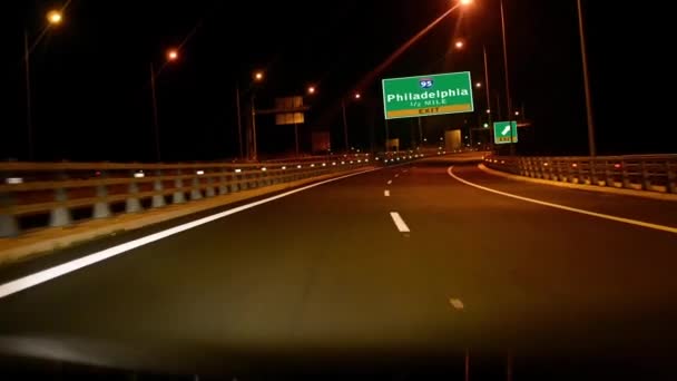 ペンシルベニア州フィラデルフィア市の出口標識と夜間高速道路を走行 — ストック動画