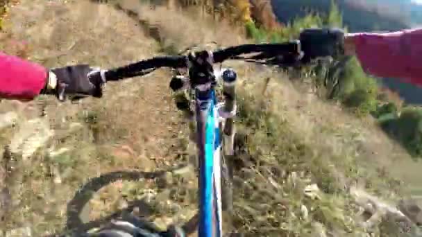 秋の自転車に乗って山のビュー — ストック動画