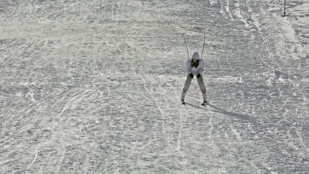 年轻女孩在山坡上滑雪在白天 — 图库视频影像